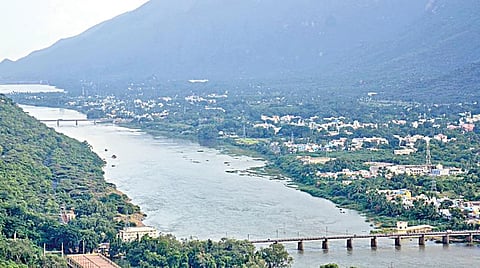 மேட்டூர் அணை நிரம்பியதையடுத்து அணையில் இருந்து விநாடிக்கு 37500 கன அடி தண்ணீர் வெளியேற்றப்படுகிறது. மதகுகள் வழியாக திறந்து விடப்பட்ட தண்ணீர் இரு கரைகளைத் தொட்டபடி காவிரியில் பாய்ந்தோடுகிறது.