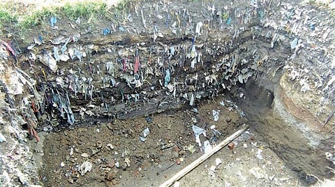 திருப்பூர் தென்னம்பாளையத்தில் அஸ்திவாரம் தோண்டியபோது பல அடி ஆழத்துக்கு அழியாமல் தேங்கியிருந்த பாலித்தீன் கழிவுகள்.