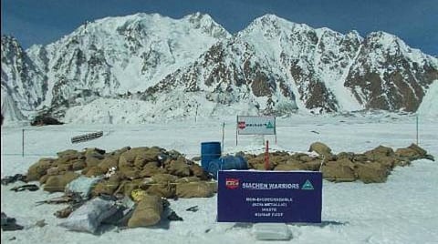 சியாச்சின் பனிமலையில் சேகரிக்கப்பட்ட குப்பைகள் : படம் ஏஎன்ஐ