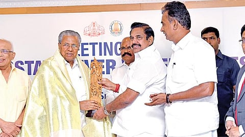 பரம்பிக்குளம் - ஆழியாறு திட்ட ஒப்பந்தத்தை மறுபரிசீலனை செய்ய ஒப்புதல் இரு மாநில நதிநீர் பிரச்சினையை தீர்க்க குழு அமைப்பு: தமிழக, கேரள முதல்வர்கள் பேச்சுவார்த்தையில் முடிவு- தலைமைச் செயலாளர்கள் 6 மாதத்துக்கு ஒருமுறை சந்திப்பு