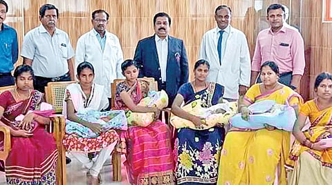 சென்னை எழும்பூர் அரசு குழந்தைகள் நல மருத்துவமனையில் பிறவி குறைபாட்டால் வயிற்றில் இருந்த குடல்கள் ஓட்டை வழியாக நெஞ்சுப் பகுதிக்கு சென்ற 6 பச்சிளம் குழந்தைகளுக்கு அறுவை சிகிச்சை செய்யப்பட்டது. குணமடைந்த குழந்தைகளுடன் தாய்மார்கள். உடன், அறுவை சிகிச்சைப் பிரிவு துறைத் தலைவர் ஜெ.முத்துக்குமரன், பச்சிளம் குழந்தைகள் நலத்துறைத் தலைவர் சி.என்.கமல ரத்தினம், டாக்டர்கள் ஆர்.செந்தில்நாதன், எஸ்.விவேக்.