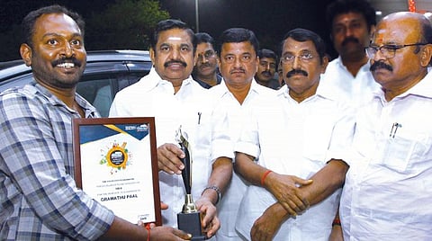 வந்தேண்டா பால்காரன்- பால் பண்ணையாளரான சிவில் இன்ஜினியர்!