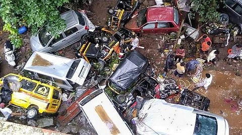 புனேயில் மழை வெள்ளத்தில் சிக்கி பழுதடைந்த வாகனங்கள்