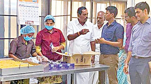 இனிப்புகள் தயார் செய்யப்படுவதை ஆய்வு செய்கிறார் சேலம் ஆவின் தலைவர் ஜெயராமன். உடன் ஆவின் பொது மேலாளர் விஜய் பாபு உள்ளிட்டோர்.