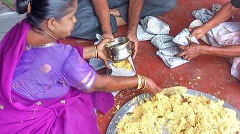 நாலு பேருக்கு தயிர்சாதம் கொடுங்களேன்! - மகாளய பட்ச அமாவாசையில் தானம்