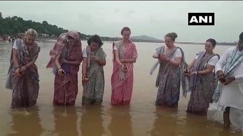 பிண்டங்களை ஆற்றில் கரைக்கும் ரஷ்ய பெண்கள் | படம்: ஏஎன்ஐ