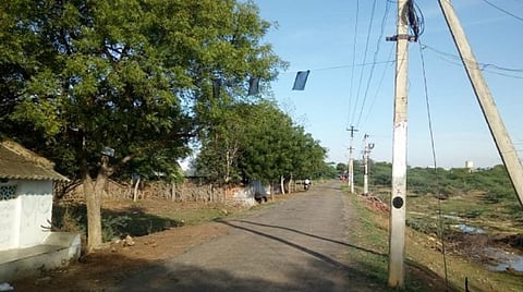 நாங்குநேரியில் 20 கிராம மக்கள் வீடுகளில் கருப்புக் கொடி ஏற்றிப் போராட்டம்: இடைத்தேர்தலைப் புறக்கணிக்கப்போவதாக எச்சரிக்கை