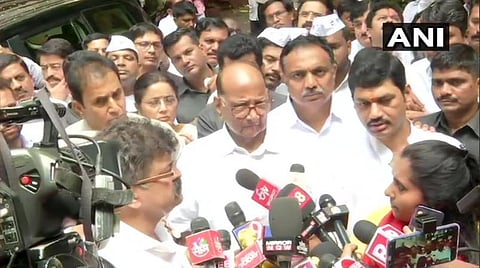 தேசியவாத காங்கிரஸ் தலைவர் சரத்பவார் நிருபர்களுக்கு பேட்டி அளித்த காட்சி : படம் ஏன்ஐ