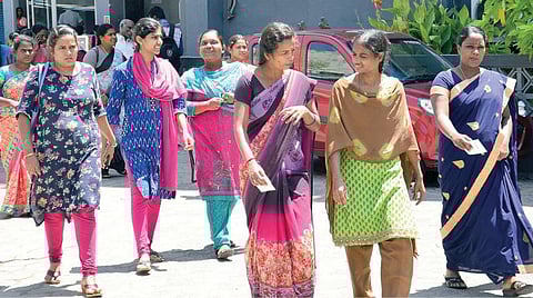 முதுநிலை பட்டதாரி ஆசிரியர் பணியிடங்களுக்கான ஆன்லைன் தேர்வுகள் நேற்று தொடங்கின. சென்னை கோடம்பாக்கம் நெடுஞ்சாலையில் உள்ள தேர்வு மையத்தில் தேர்வெழுத வந்த தேர்வர்கள். படம்: பு.க.பிரவீன்