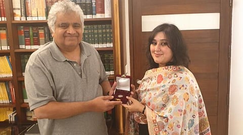 மூத்த வழக்கறிஞர் ஹரிஸ் சால்வேவுக்கு ஒரு ரூபாய் வழங்கிய சுஷ்மா சுவராஜ் மகள் பன்சூரி : படம் உதவி ட்விட்டர்