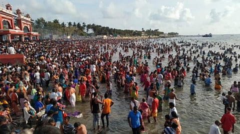 மஹாளய அமாவாசை: பல்லாயிரக்கணக்காணோர் ராமேசுவரத்தில் புனித நீராடல்