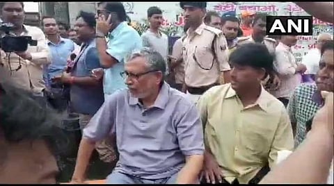 பிஹார் துணை முதல்வர் வீட்டுக்குள் வெள்ளம்: படகு மூலம் மீட்ட பேரிடர் மீட்பு குழு