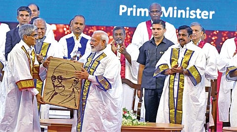 சென்னை ஐஐடியின் 56-வது பட்டமளிப்பு விழா கிண்டி ஐஐடி வளாகத்தில் நேற்று நடந்தது. இதில் சிறப்பு விருந்தினராக கலந்துகொண்ட பிரதமர் நரேந்திர மோடிக்கு ஐஐடி இயக்குநர் பாஸ்கர் ராமமூர்த்தி நினைவுப் பரிசு வழங்கினார். உடன் ஆளுநர் பன்வாரிலால் புரோஹித், முதல்வர் பழனிசாமி, துணை முதல்வர் ஓ.பன்னீர்செல்வம், மத்திய மனிதவள மேம்பாட்டுத் துறை அமைச்சர் ரமேஷ் பொக்ரியால், ஐஐடி சென்னை ஆட்சிக்குழு தலைவர் பவன் கோயங்கா உள்ளிட்டோர். படம்: ஆர்.ரகு