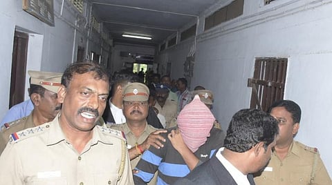 முகமது இர்ஃபானை அழைத்துச் செல்லும் போலீஸார்