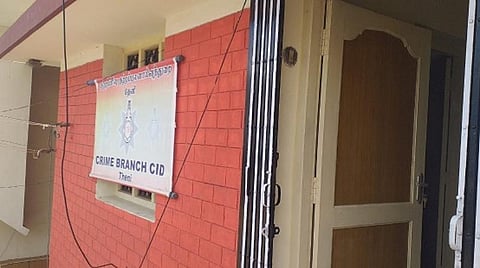 தேனி சிபிசிஐடி அலுவலகத்தில் ஆஜரான தருமபுரி அரசு மருத்துவக் கல்லூரி முதல்வர் ஸ்ரீனிவாசராஜ்: அதிகாரிகள் விசாரணை