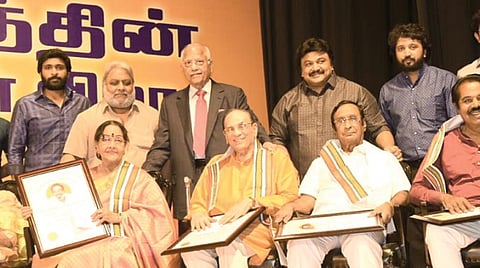 சிவாஜி பிரபு சாரிடீஸ் டிரஸ்ட் சார்பில் சிவாஜிகணேசனின் 92-வது பிறந்தநாளை முன்னிட்டு விருது வழங்கும் விழாவில் அப்போலோ மருத்துவமனைகள் குழுமத் தலைவர் டாக்டர் பிரதாப் சி ரெட்டி பிரபலங்களுக்கு விருதுகள் வழங்கினார். (இடமிருந்து வலம்) விருது பெற்ற நடிகைகள் பி.எஸ். சரோஜா, டி.ராஜஸ்ரீ, நடிகர் ஏ.ஆர். ஸ்ரீனிவாசன், ஒளிப்பதிவாளர் பாபு, இயக்குநர் விஜயகிருஷ்ணராஜ் ஆகியோருடன் பிரபு, ராம்குமார், பேரன்கள் ஸ்ரீ விஜி, ஸ்ரீமன், விக்ரம் பிரபு. துஷ்யந்த் உள்ளிட்டோர். இடம்: மியூசிக் அகாடமி, ஆழ்வார்ப்பேட்டை. படம்: ம.பிரபு