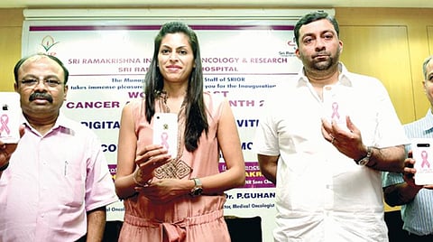 கோவை ஸ்ரீராமகிருஷ்ணா புற்றுநோய் சிகிச்சை மற்றும் ஆராய்ச்சி மையத்தில் புற்றுநோய் விழிப்புணர்வுக்கான செல்போன் கவரை வெளியிட்ட மருத்துவமனை தலைமை வணிக அதிகாரி ஸ்வாதி ரோஹித். உடன் (இடமிருந்து) டாக்டர் பி.குகன், மருத்துவமனை தலைமை செயல் அதிகாரி ராமகிருஷ்ணா விஜயகுமார், டாக்டர் கே.கார்த்திகேஷ்.படம்: ஜெ.மனோகரன்