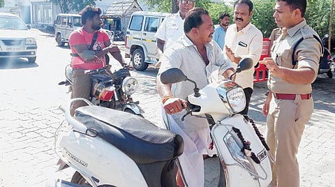 தலைக்கவசம் இல்லையா...? விருதுநகருக்கு போக முடியாது- இரு சக்கர வாகன ஓட்டுநர்களுக்கு போலீஸார் அறிவுரை