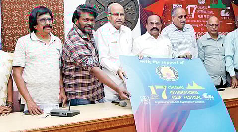 இந்திய திரைப்பட திறனாய்வுக் கழகம் சார்பில் நடைபெறவுள்ள சென்னை சர்வதேச திரைப்பட விழாவுக்கான அதிகாரப்பூர்வ சுவரொட்டியினை செய்தி மற்றும் விளம்பரத்துறை அமைச்சர் கடம்பூர் ராஜு நேற்று வெளியிட்டார். உடன், சவுத் இந்தியன் பிலிம் சேம்பர் ஆஃப் காமர்ஸ் தலைவர் கட்ரகட்ட பிரசாத், இந்திய திரைப்பட திறனாய்வுக் கழக தலைவர் சிவன் கண்ணன், துணைத் தலைவர் ராமகிருஷ்ணன், பொதுச்செயலாளர் தங்கராஜ், துணைச் செயலாளர் முரளி, திரைப்பட நடிகர்கள் பார்த்திபன், சித்ரா லெட்சுமணன் மற்றும் திரைப்பட நடிகை ரோகிணி ஆகியோர் இருந்தனர்.