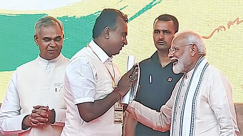 குஜராத் மாநிலம், அகமதாபாத்தில் நேற்று நடைபெற்ற விழாவில், ஊரகத் தூய்மை கணக்கெடுப்பின் அடிப்படையில் இந்திய அளவில் சிறந்த மாநிலமாக தமிழ்நாடு தேர்ந்தெடுக்கப்பட்டதற்கான விருதை பிரதமர் நரேந்திர மோடியிடம் இருந்து பெறுகிறார் உள்ளாட்சித்துறை அமைச்சர் எஸ்.பி.வேலுமணி.