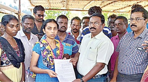 கிராம உதவியாளர் ராதாகிருஷ்ணனின் மகள் தாரணிக்கு கிராம நிர்வாக அலுவலர் பணி ஆணையை கோட்டாட்சியர் சங்கரநாராயணன் வழங்கினார். அருகில், வட்டாட்சியர் மேசையதாஸ்.