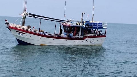 இந்திய கடலோர காவல்படை சிறைபிடித்த இலங்கை மீன்பிடி படகு | படம்: ட்விட்டர்