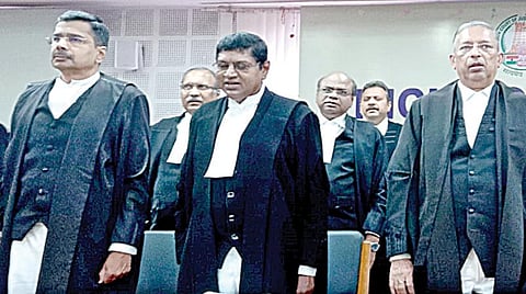 சென்னை உயர் நீதிமன்ற மூத்த நீதிபதி எஸ்.மணிக்குமார் கேரள உயர் நீதிமன்ற தலைமை நீதிபதியாக நியமிக்கப்பட்டதையடுத்து அவருக்கு நேற்று சென்னை உயர் நீதிமன்றத்தில் பிரிவு உபச்சார விழா நடத்தப்பட்டது.