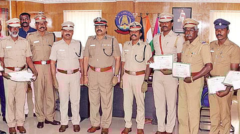 திருச்சி லலிதா ஜூவல்லரி நகைக் கொள்ளையில் தொடர்புடையவரை நேற்று முன்தினம் பிடித்த திருவாரூர் போலீஸாருக்கு தஞ்சாவூரில் நேற்று பாராட்டு தெரிவித்து சான்றிதழ் வழங்கிய மத்திய மண்டல ஐ.ஜி வரதராஜூ. உடன், தஞ்சாவூர் சரக டிஐஜி லோகநாதன், மாவட்ட காவல் கண்காணிப்பாளர் மகேஸ்வரன்.