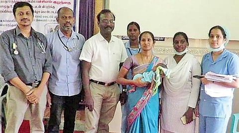 நாகை மாவட்ட அரசு மருத்துவமனையில் குறைப் பிரசவத்தில் எடை குறைவாக பிறந்த குழந்தையை காப்பாற்றிய மருத்துவ குழுவினருடன் லதா. (உள்படம்) 2 கிலோ 200 கிராம் எடையுள்ள குழந்தை.