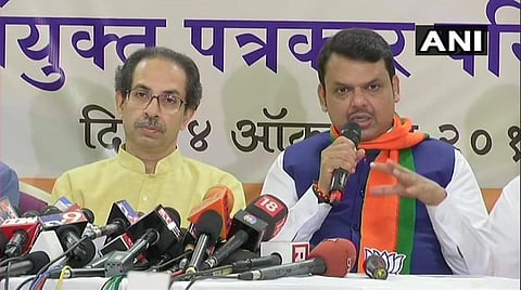 மும்பையில் செய்தியாளர்கள் சந்திப்பில் பேசிய மகாராஷ்டிரா முதல்வர் தேவேந்திர பட்நாவிஸ். அருகே, சிவேசேனா தலைவர் உத்தவ் தாக்கரே. படம் | ஏஎன்ஐ