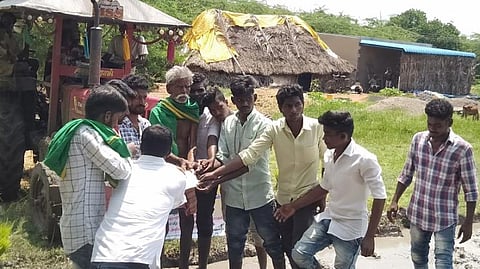 'சங்கத்தமிழன்' வெளியீடு: விவசாயிக்கு உதவி செய்த விஜய் சேதுபதி ரசிகர்கள்