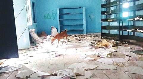 ஸ்ரீபெரும்புதூர் அருகேயுள்ள மாத்தூர் ஊராட்சியில் உள்ள நூலகத்தில் சிதறிக் கிடக்கும் நூல்கள்.