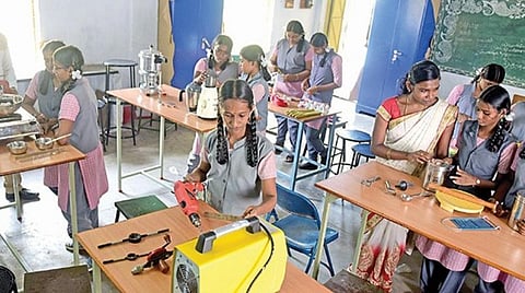 தொழில்முனைவோராகும் அரசுப் பள்ளி மாணவிகள்: `யூ டியூப்' சேனலிலும் பாடம் கற்கின்றனர்