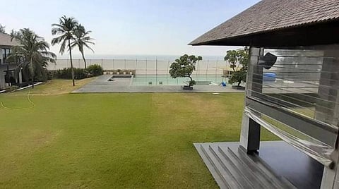 ரியல் எஸ்டேட் நிறுவனத்துக்கு சொந்தமான பங்களா