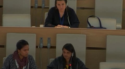 பிரேமலதா - கீழே நடுவில் அமர்ந்திருக்கிறார்