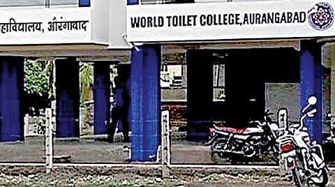 மொழிபெயர்ப்பு: இந்தியாவின் முதல் கழிப்பறை கல்லூரியில் பயிற்சி முடித்த 3,200 பேருக்கு வேலை