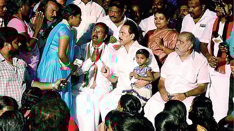 நாங்குநேரி தொகுதி இடைத்தேர்தலில் காங்கிரஸ் வேட்பாளர் ரூபி மனோகரனுக்கு ஆதரவு கேட்டு, திமுக தலைவர் மு.க.ஸ்டாலின் பாளையஞ்செட்டிகுளம் கிராமத்தில் நேற்று வாக்கு சேகரித்தார். படம்: மு.லெட்சுமி அருண்