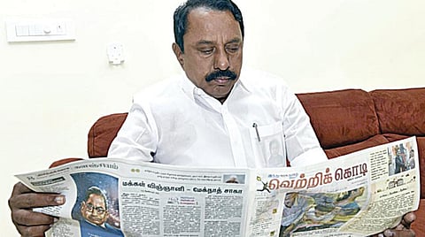 'வெற்றிக்கொடி' நாளேட்டின் முதல் நாள் பிரதியை ஆர்வமுடன் பார்வையிடும் தமிழக பள்ளிக்கல்வித் துறை அமைச்சர் செங்கோட்டையன். படம்: எம்.காமராஜ்