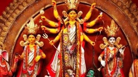 துர்கா பூஜையில் முஸ்லிம் சிறுமியை வழிபட்ட குடும்பம்