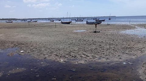 ராமநாதபுரம் உப்பூர் பகுதியில் உள்வாங்கிய கடல்: வழக்கமான சம்பவமே எனக் கூறும் மீனவர்கள்