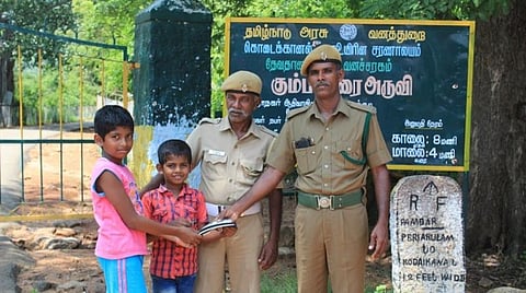 சுற்றுலாப் பயணி தவறவிட்ட பர்ஸ்: வனத்துறையிடம் ஒப்படைத்த சிறுவர்கள்