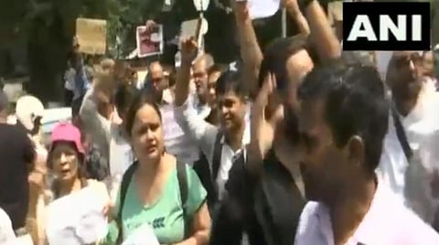 பிஎம்சி வங்கி மோசடி: குற்றவாளிகளுக்கு ஜாமீன் வழங்க எதிர்ப்பு: நீதிமன்றத்துக்கு வெளியே போராட்டம்