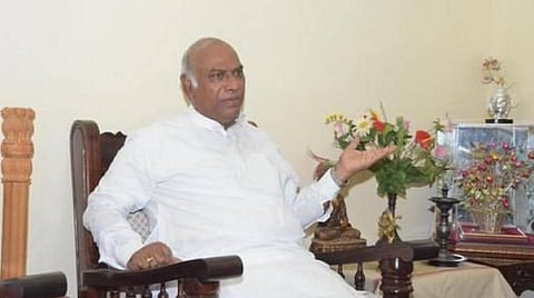 ரபேல் விமானத்துக்கு பூஜை; நாடகம் நடத்துவதா? - ராஜ்நாத் சிங்குக்கு காங்கிரஸ் கண்டனம்