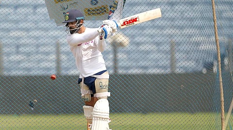 புனே மைதானத்தில் பேட்டிங் பயிற்சியில்ஈடுபட்ட விராட் கோலி : படம் உதவி ட்விட்டர்