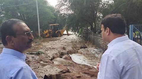 பெங்களூருவில் நள்ளிரவில் கொட்டித் தீர்த்த மழை: ஏரி நிரம்பி வெள்ளப்பெருக்கு