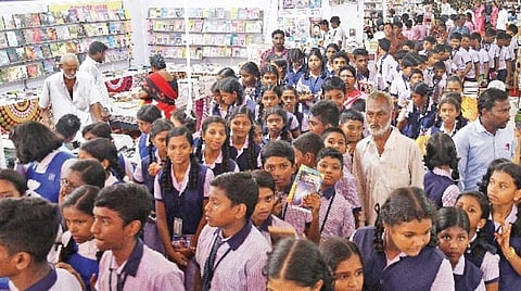 தூத்துக்குடி மாவட்ட நிர்வாகம் மற்றும் டெல்லி தேசிய புத்தக நிறுவனம் சார்பில் தூத்துக்குடி புதிய பேருந்து நிலைய மைதானத்தில் புத்தக திருவிழா மற்றும் புத்தக கண்காட்சி கடந்த 5-ம் தேதி தொடங்கி தொடர்ந்து நடைபெற்று வருகிறது. இப்புத்தக கண்காட்சியை வியாழக்கிழமை ஆர்வமுடன் பார்வையிடும் பள்ளி மாணவ - மாணவிகள். படம். என்.ராஜேஷ்