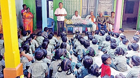 தஞ்சாவூர் மாவட்டம் பேராவூரணி ஊராட்சி ஒன்றிய கிழக்கு தொடக்கப் பள்ளியில் நேற்று முன்தினம் நடைபெற்ற மாணவ, மாணவிகளுக்கு குடை வழங்கும் நிகழ்ச்சியில் பங்கேற்ற ஆசிரியர்கள், கொடையாளர்கள்.