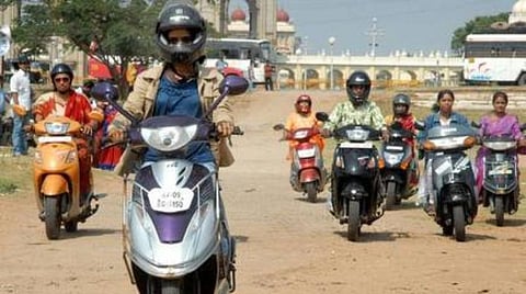 பெண்களின் இருசக்கர வாகனங்களில் இருக்கை ‘லாக்’ உடைத்து திருடும் கும்பல்: திருப்பூர் போலீஸார் எச்சரிக்கை