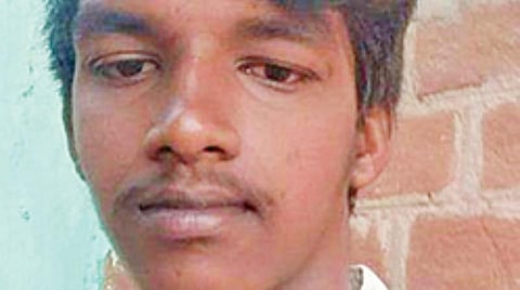 தேனி அரசுப் பள்ளியில் மோதல்: வகுப்பறையில் மாணவர் கொலை