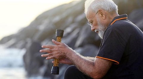 கோவளம் கடற்கரையில் பிரதமர் மோடி நேற்று உடற்பயிற்சியில் ஈடுபட்டு இருந்தபோது கையில் வைத்திருந்த அக்குபிரஷர் கருவி : படம் உதவி ட்விட்டர்